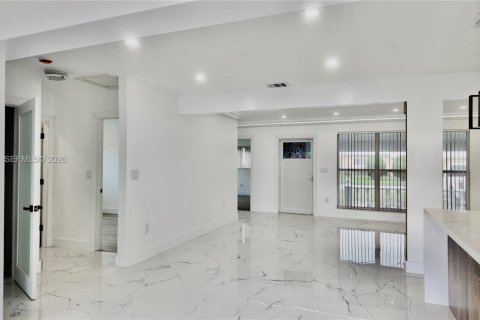 House in Miramar, Florida 3 bedrooms, 161.19 sq.m. № 2244037 - photo 3