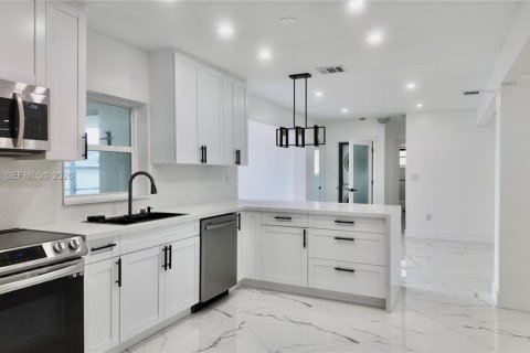 House in Miramar, Florida 3 bedrooms, 161.19 sq.m. № 2244037 - photo 16