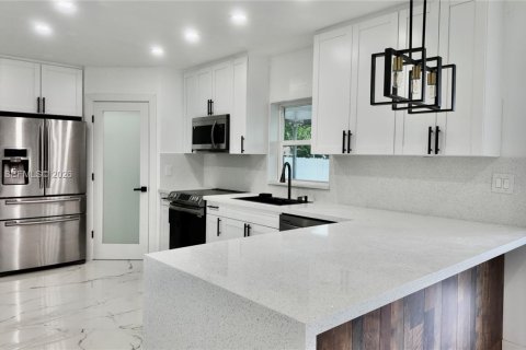 House in Miramar, Florida 3 bedrooms, 161.19 sq.m. № 2244037 - photo 15