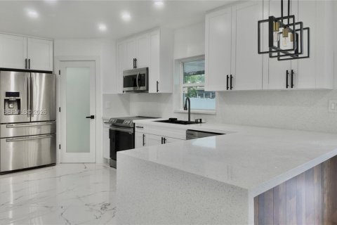 House in Miramar, Florida 3 bedrooms, 161.19 sq.m. № 2244037 - photo 4