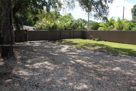 Casa en alquiler en Miami, Florida, 2 dormitorios, 57.6 m2 № 2009156 - foto 10