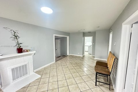 Casa en alquiler en Hollywood, Florida, 3 dormitorios, 107.4 m2 № 1887377 - foto 3