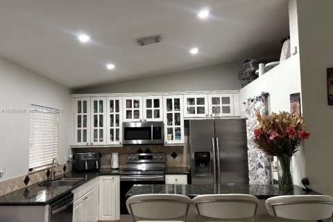 Villa ou maison à vendre à Miami, Floride: 3 chambres, 125.6 m2 № 2020611 - photo 2