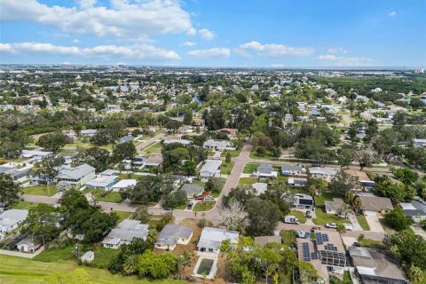 House in Saint Petersburg, Florida 2 bedrooms, 108.7 sq.m. № 1902525 - photo 4