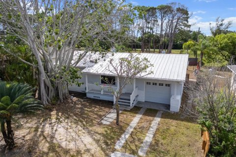 House in Saint Petersburg, Florida 2 bedrooms, 108.7 sq.m. № 1902525 - photo 1