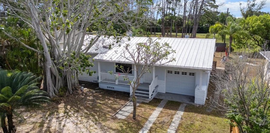 House in Saint Petersburg, Florida 2 bedrooms, 108.7 sq.m. № 1902525