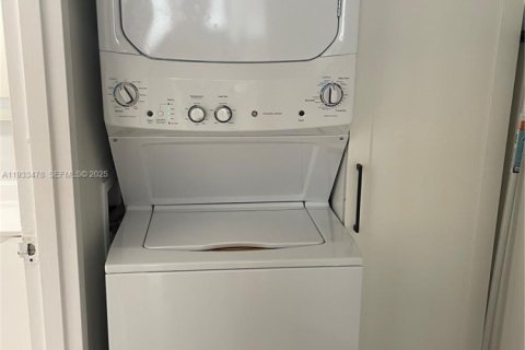 Condo in Hallandale Beach, Florida, 2 bedrooms  № 2035133 - photo 18