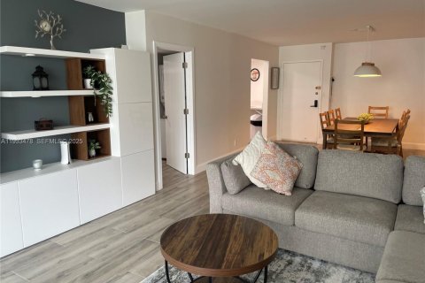 Condo in Hallandale Beach, Florida, 2 bedrooms  № 2035133 - photo 13