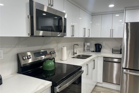 Condo in Hallandale Beach, Florida, 2 bedrooms  № 2035133 - photo 3