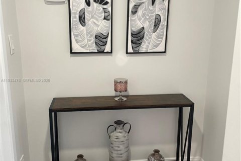 Condo in Hallandale Beach, Florida, 2 bedrooms  № 2035133 - photo 17