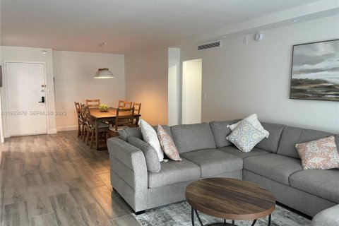 Condo in Hallandale Beach, Florida, 2 bedrooms  № 2035133 - photo 2