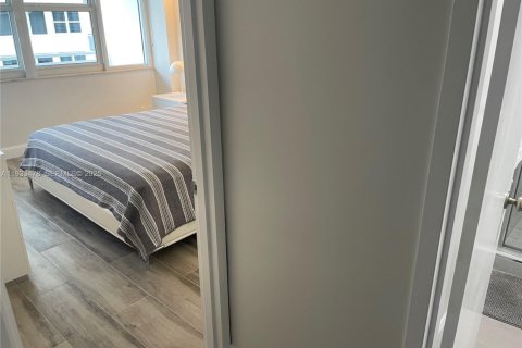 Condo in Hallandale Beach, Florida, 2 bedrooms  № 2035133 - photo 10