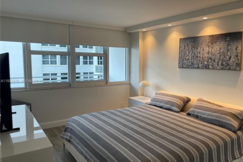 Condo in Hallandale Beach, Florida, 2 bedrooms  № 2035133 - photo 9