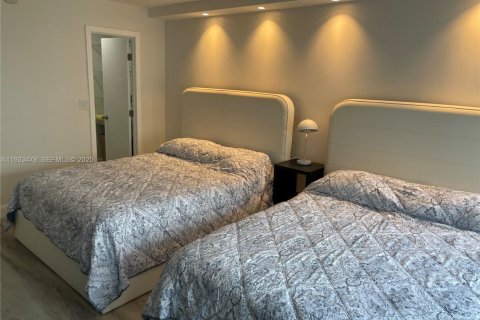 Condo in Hallandale Beach, Florida, 2 bedrooms  № 2035133 - photo 11