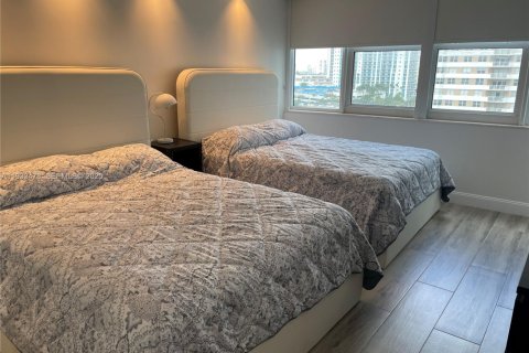 Condo in Hallandale Beach, Florida, 2 bedrooms  № 2035133 - photo 12