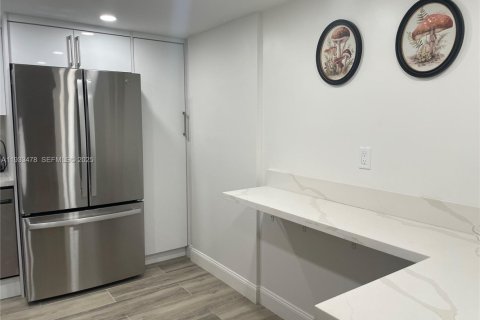 Condo in Hallandale Beach, Florida, 2 bedrooms  № 2035133 - photo 8