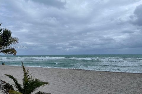 Condo in Hallandale Beach, Florida, 2 bedrooms  № 2035133 - photo 5