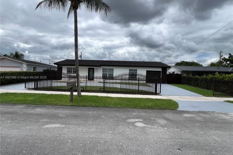 House in Miami, Florida 4 bedrooms, 204.76 sq.m. № 2012472