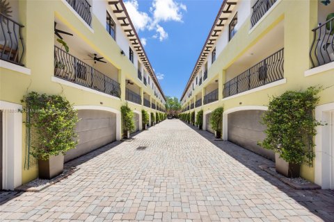 Touwnhouse à vendre à Miami, Floride: 3 chambres, 132.39 m2 № 1801044 - photo 1