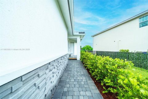 Casa en alquiler en Deerfield Beach, Florida, 4 dormitorios, 202.43 m2 № 2054229 - foto 4