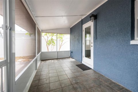 House in Saint Petersburg, Florida 3 bedrooms, 114.64 sq.m. № 2210932 - photo 26