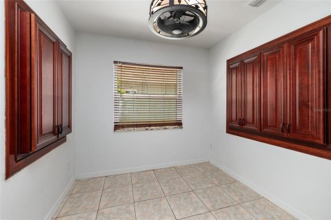 House in Saint Petersburg, Florida 3 bedrooms, 114.64 sq.m. № 2210932 - photo 15