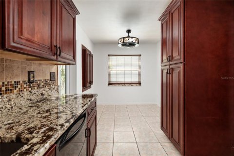 House in Saint Petersburg, Florida 3 bedrooms, 114.64 sq.m. № 2210932 - photo 14