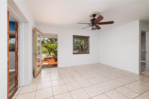 House in Saint Petersburg, Florida 3 bedrooms, 114.64 sq.m. № 2210932 - photo 8