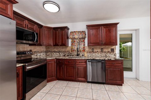 House in Saint Petersburg, Florida 3 bedrooms, 114.64 sq.m. № 2210932 - photo 13
