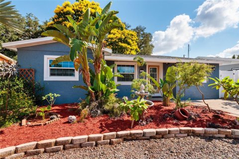 House in Saint Petersburg, Florida 3 bedrooms, 114.64 sq.m. № 2210932 - photo 2