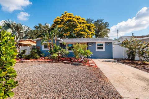 House in Saint Petersburg, Florida 3 bedrooms, 114.64 sq.m. № 2210932 - photo 3