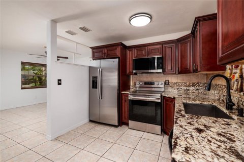 House in Saint Petersburg, Florida 3 bedrooms, 114.64 sq.m. № 2210932 - photo 12