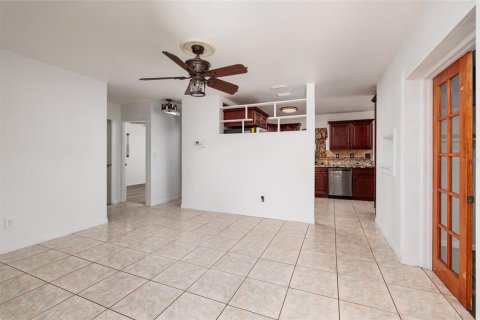 House in Saint Petersburg, Florida 3 bedrooms, 114.64 sq.m. № 2210932 - photo 10
