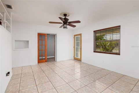 House in Saint Petersburg, Florida 3 bedrooms, 114.64 sq.m. № 2210932 - photo 9