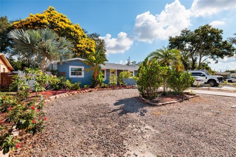 House in Saint Petersburg, Florida 3 bedrooms, 114.64 sq.m. № 2210932 - photo 4