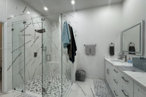 House in Miami, Florida 4 bedrooms, 173.91 sq.m. № 1953337 - photo 8