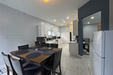 House in Miami, Florida 4 bedrooms, 173.91 sq.m. № 1953337 - photo 3