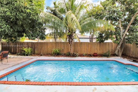 Casa en venta en Miami, Florida, 4 dormitorios, 173.91 m2 № 1953337 - foto 24