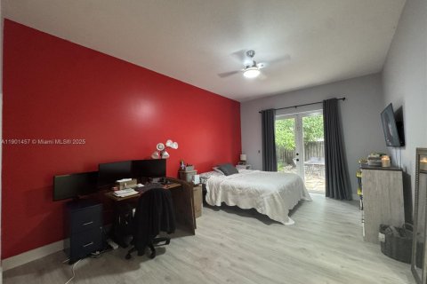 House in Miami, Florida 4 bedrooms, 173.91 sq.m. № 1953337 - photo 7