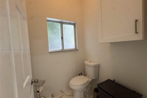 House in Miami, Florida 4 bedrooms, 173.91 sq.m. № 1953337 - photo 14