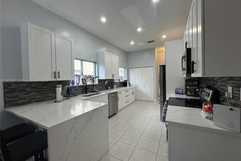 House in Miami, Florida 4 bedrooms, 173.91 sq.m. № 1953337 - photo 1