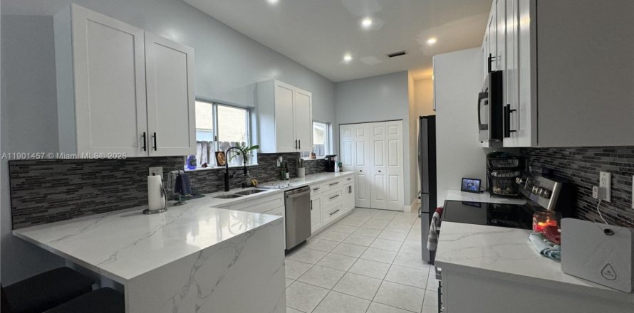House in Miami, Florida 4 bedrooms, 173.91 sq.m. № 1953337