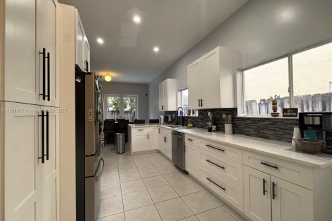 House in Miami, Florida 4 bedrooms, 173.91 sq.m. № 1953337 - photo 2