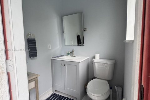 House in Miami, Florida 4 bedrooms, 173.91 sq.m. № 1953337 - photo 15