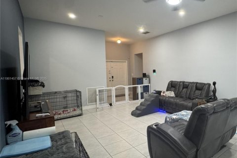 House in Miami, Florida 4 bedrooms, 173.91 sq.m. № 1953337 - photo 5