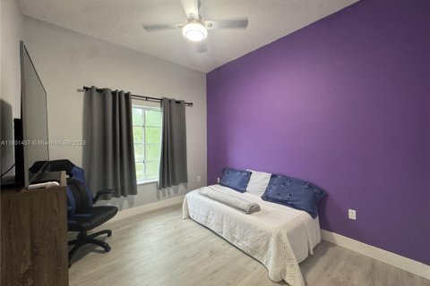 House in Miami, Florida 4 bedrooms, 173.91 sq.m. № 1953337 - photo 10