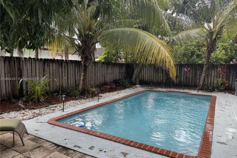 House in Miami, Florida 4 bedrooms, 173.91 sq.m. № 1953337 - photo 19