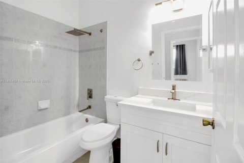 Casa en venta en Miami, Florida, 4 dormitorios, 173.91 m2 № 1953337 - foto 23