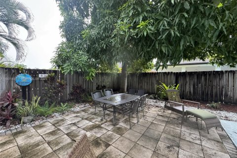 House in Miami, Florida 4 bedrooms, 173.91 sq.m. № 1953337 - photo 17