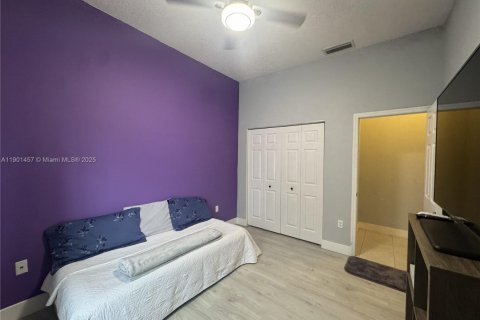 House in Miami, Florida 4 bedrooms, 173.91 sq.m. № 1953337 - photo 11